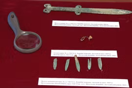 Sửng sốt thanh kiếm đồng nằm gọn trên tay chiến binh trong mộ cổ 