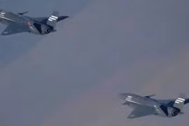 Hai máy bay chiến đấu không người lái Kizilelma của Baykar được chụp lại giữa lúc bay đội hình gần hoàn toàn tự động lần đầu tiên trên thế giới, đánh dấu một cột mốc lịch sử trong hàng không toàn cầu vào ngày 28/12/2025. (Nguồn ảnh: Baykar)