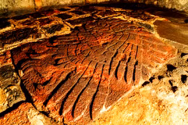 Vén màn bí mật bức phù điêu hình đại bàng vàng 