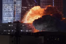 Iran đáp trả Israel bằng hàng trăm tên lửa đạn đạo 