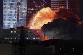 Iran đáp trả Israel bằng hàng trăm tên lửa đạn đạo 