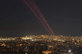 Các vệt sáng của tên lửa đánh chặn từ hệ thống phòng không Iron Dome xuất hiện trên bầu trời khi lực lượng Israel Defense Forces đánh chặn rocket được phóng từ Gaza Strip hướng về phía lãnh thổ Israel, trong bối cảnh xung đột giữa Israel và lực lượng Hamas.