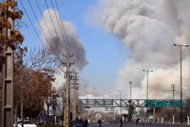 Khói bốc lên tại Tehran sau một cuộc không kích trong chiến dịch quân sự nhằm vào Iran. (Ảnh: EPA)