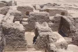 Dưới lớp cát sa mạc Ai Cập, phơi bày tu viện cổ kỳ lạ