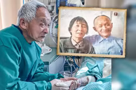 Người đàn ông 82 tuổi đi lại 12 tiếng mỗi ngày suốt hơn 3 tháng để thăm vợ 