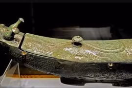 Sụt đất lộ lăng mộ 3.000 năm, phát hiện 'thuyền rồng' bí ẩn