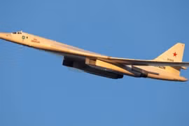 Máy bay ném bom chiến lược Tu-160 của Nga