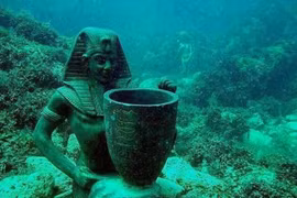 Thứ quái lạ trong thành phố chìm Ai Cập 