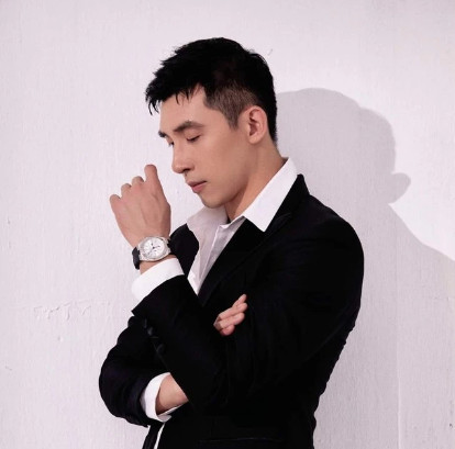 Trần Duy Minh Đạt trở nên nổi tiếng bởi những lần xuất hiện chuẩn soái ca của mình. Với vóc dáng cao ráo, gương mặt điển trai, gu ăn mặc lịch lãm, anh chàng được nhận xét là chẳng khác gì các nam thân trong truyện tranh hay phim điện ảnh. Cũng bởi vì vậy mà khi tin đồn anh chàng sắp kết hôn với Midu xuất hiện, nhiều người xuýt xoa cho rằng họ rất cân xứng.