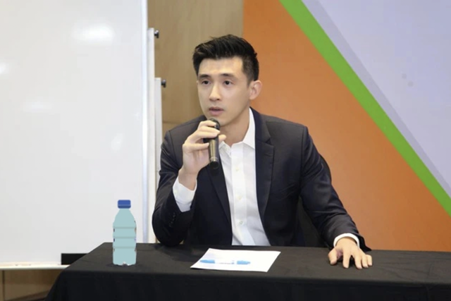 Về học vấn, Trần Duy Minh Đạt có băng cử nhân ngành Tài chính và Quản lý ở Virginia (Mỹ), từng tốt nghiệp Thạc sĩ Quản trị Kinh doanh (MBA) ở Đại học California (Mỹ). Chàng doanh nhân trẻ này là Phó chủ nhiệm Câu lạc bộ Doanh nhân Gia đình, trực thuộc Hội Doanh nhân trẻ TP.HCM. Anh được dự đoán là người kế thừa vững chắc cho sự nghiệp đồ sộ của bố mình.