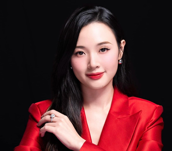Nữ giảng viên chia sẻ thêm trong bài đăng trên trang cá nhân, cô gặp được ý trung nhân vào một ngày đặc biệt, "mọi thứ từ đó cứ được an bài như định mệnh". Người đàn ông này theo chia sẻ của Midu hiền lành, tử tế và ấm áp. Cả hai đang thu xếp chuyện cá nhân trước khi đến "ngày hẹn" vào tháng 6 tới đây.