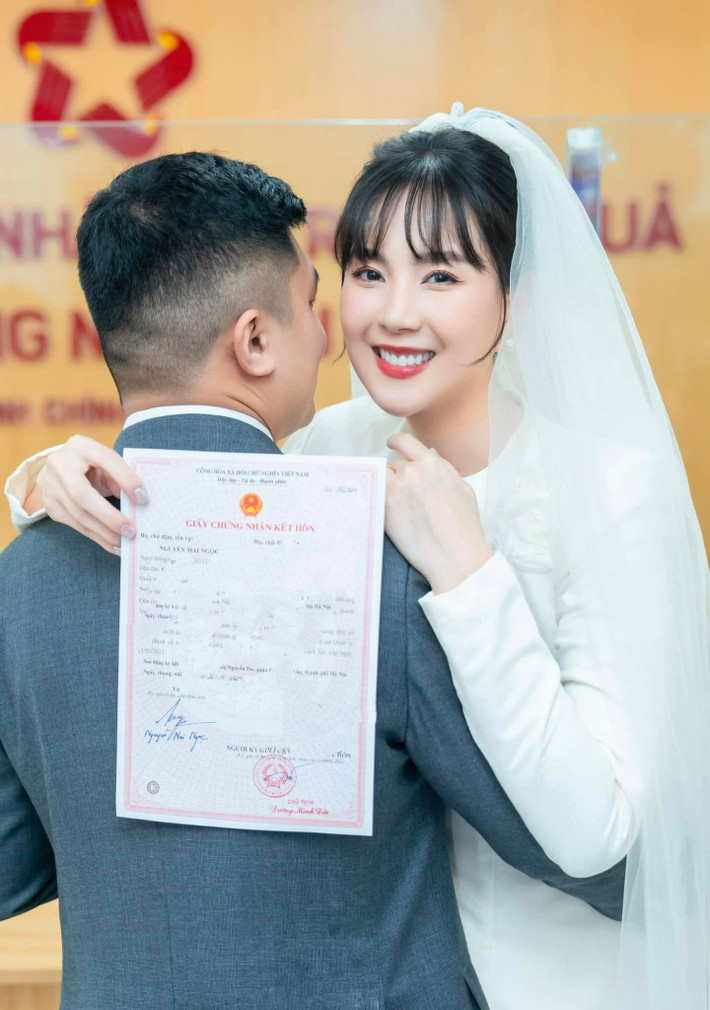 Trước đó, MC Mai Ngọc "đánh úp" cõi mạng khi chia sẻ loạt ảnh "tình bể bình" bên cạnh chồng, xác nhận đã tìm được hạnh phúc sau gần 1 năm ly hôn.