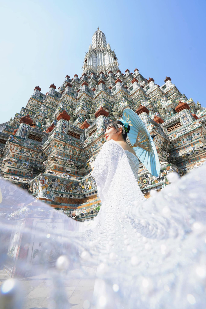 Trong chuyến du lịch Thái Lan, vợ chồng cô ghé thăm nhiều địa danh ở xứ chùa Vàng và thưởng thức các đặc sản tại đây.