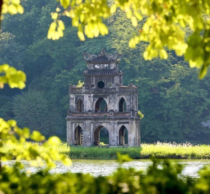 Hồ Gươm không chỉ là biểu tượng của Hà Nội mà còn là một địa điểm chụp ảnh lý tưởng cho những ai muốn lưu giữ những khoảnh khắc đẹp. Với vẻ đẹp cổ kính, lãng mạn cùng những góc chụp đa dạng, Hồ Gươm luôn là điểm đến hấp dẫn của giới trẻ, đặc biệt là dịp cận tết này.