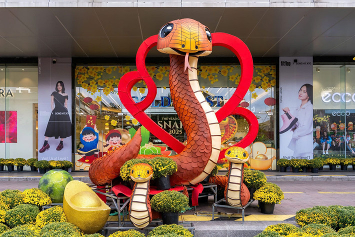 Không chỉ ở Nha Trang, nhiều nơi trên khắp cả nước đang dần hoàn thành các mô hình linh vật năm Ất Tỵ. Những hình ảnh về các bé Na được đăng tải lên mạng xã hội đều thu về rất nhiều sự chú ý.