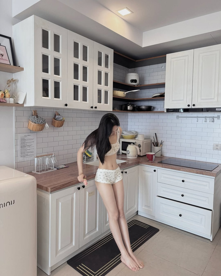 Trong thiết kế đồ mặc nhà, cô nàng khoe trọn vẻ đẹp vừa trong sáng, lại vừa gợi cảm.
