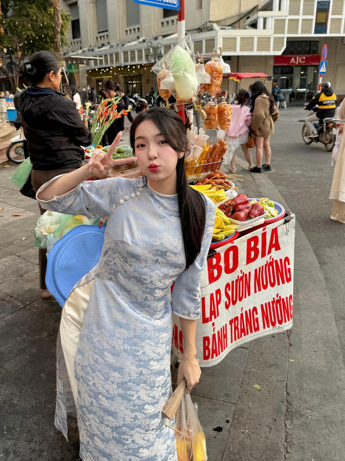 Những tuyến phố quanh hồ Gươm ngày cuối năm thường được netizen nói đùa là "một mét vuông mười nàng thơ", thế nhưng cô nàng này vẫn chiếm trọn spotlight, thu hút ánh nhìn của người qua đường.