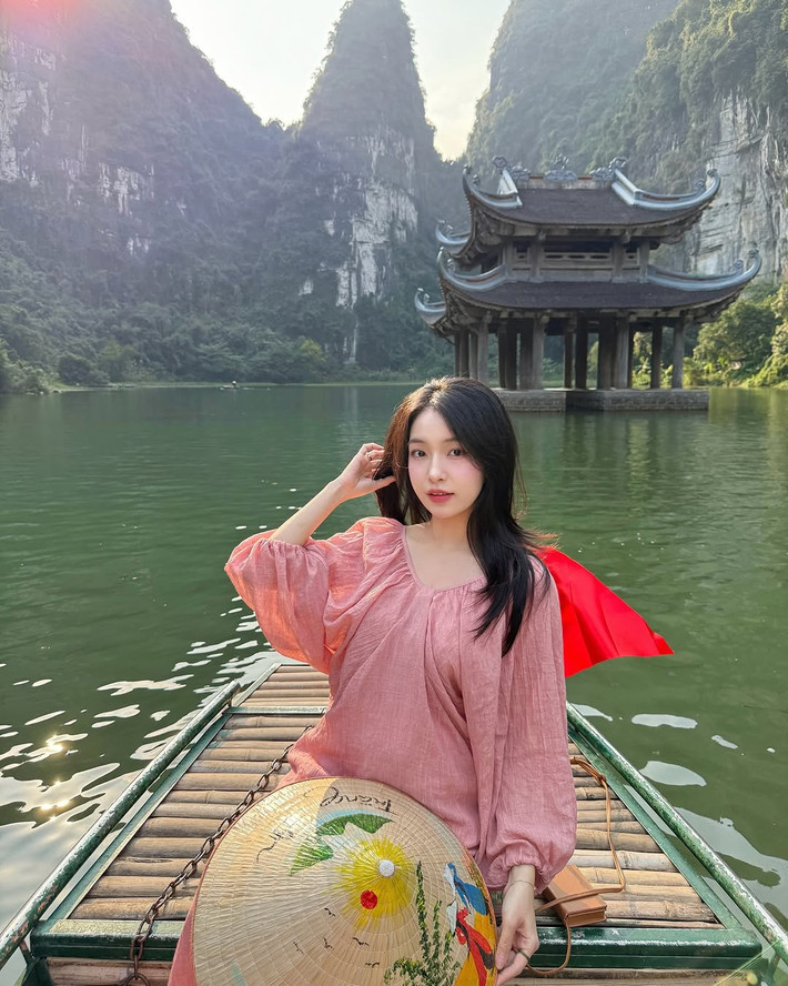 Theo dõi trang cá nhân, cô nàng theo đuổi phong cách nữ tính, nhẹ nhàng.