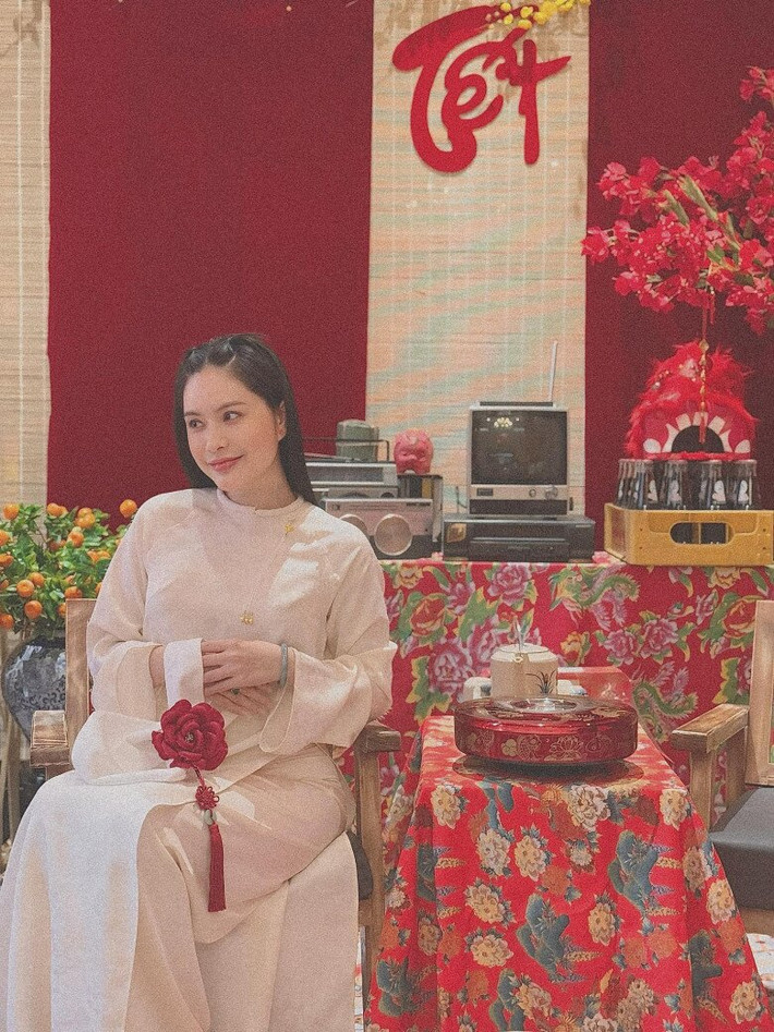 Đoàn Di Băng cũng mặc áo dài dịu dàng, chụp ảnh check-in trong không gian Tết xưa ở nhà