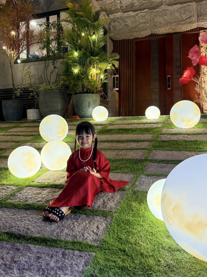 Cô bé sở hữu gương mặt xinh xắn, đáng yêu.