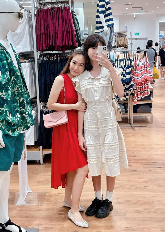 Dù mới 15 tuổi nhưng nhóc tỳ đã có chiều cao vượt cả mẹ. Netizen cho rằng bé Dâu sẽ trở thành mỹ nhân trong tương lai.