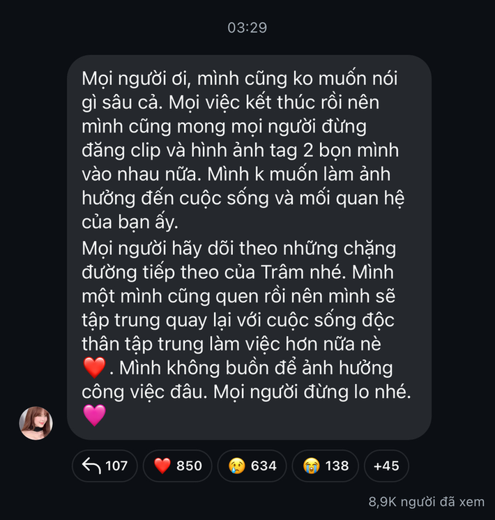 Tuy nhiên cách đây không lâu, Thiều Bảo Trâm vừa lên tiếng chính thức xác nhận đã đường ai nấy đi với tình trẻ khiến nhiều người vô cùng tiếc nuối. Cô nàng đăng tải dòng trạng thái lên đoạn chat nói chuyện với người hâm mộ vào lúc 3 rưỡi sáng: "Mọi người ơi, mình cũng không muốn nói gì sâu cả. Mọi việc kết thúc rồi nên mình cũng mong mọi người đừng đăng clip và hình ảnh tag 2 bọn mình vào nhau nữa. Mình không muốn làm ảnh hưởng đến cuộc sống và mối quan hệ của bạn ấy." (Ảnh: IG Thiều Bảo Trâm)