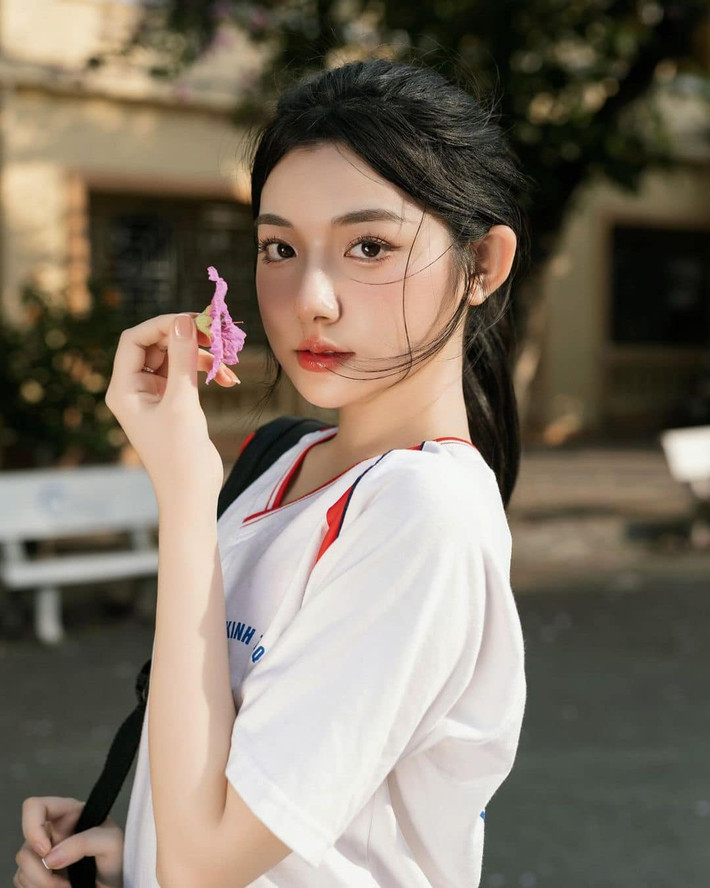 Không chỉ có thành công cá nhân khi còn rất trẻ, Quỳnh Trương đã thể hiện tấm lòng "uống nước nhớ nguồn", hành động này của cô nàng khiến nhiều người xuýt xoa: "Ôi đúng là con nhà người ta, vừa xinh vừa giỏi lại có tấm lòng thảo thơm, uống nước nhớ nguồn", "uầy đúng có học sinh thế này thì trường nở mày nở mặt quá luôn".