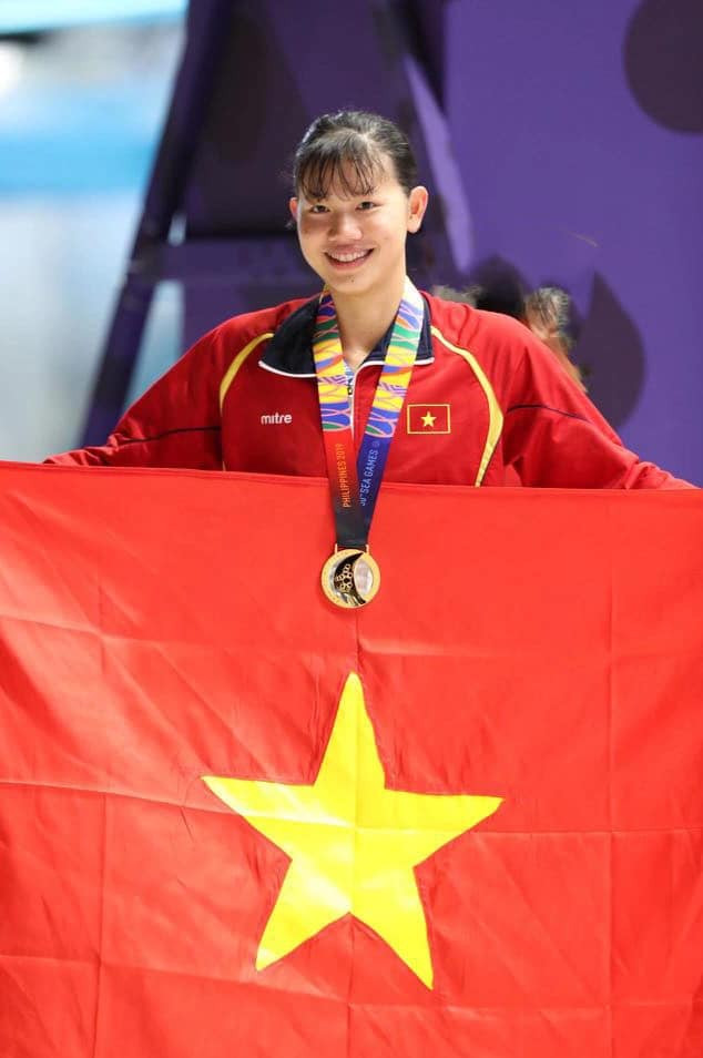 Bức ảnh đầu tiên là tại gala trao giải Cúp Chiến thắng năm 2015, Ánh Viên lần đầu tiên được vinh danh ở hạng mục "Nữ vận động viên của năm". Bức ảnh thứ 2 là khoảnh khắc cô làm khách mời tại Cúp Chiến thắng 2024, trao giải "Nữ vận động viên của năm" cho xạ thủ Trịnh Thu Vinh.