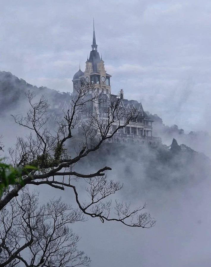 Vào những ngày thời tiết có sương mù, tòa lâu đài tựa khi ẩn khi hiện tựa như hình ảnh trong những câu chuyện cổ tích.