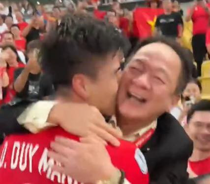...hay bầu Hiển (tức doanh nhân Đỗ Quang Hiển) - Chủ tịch Ngân hàng TMCP Sài Gòn Hà Nội (SHB) và cũng là bố chồng Hoa hậu Đỗ Mỹ Linh.