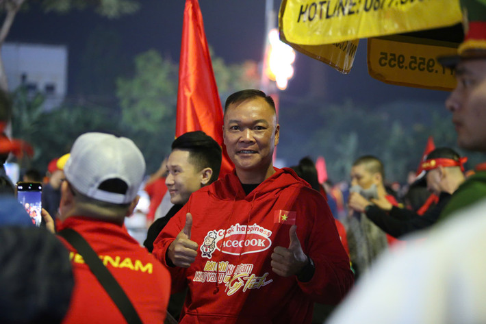 Nhiều người nổi tiếng khác cũng có mặt để cổ vũ cho màn trình diễn của các cầu thủ tối nay.