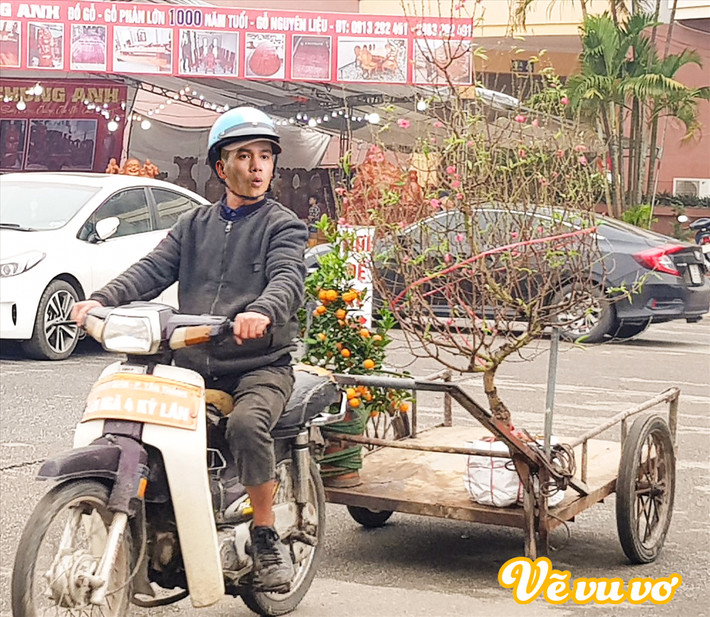 Tiến Linh được "hóa thân" thành người vận chuyển đào, quất.