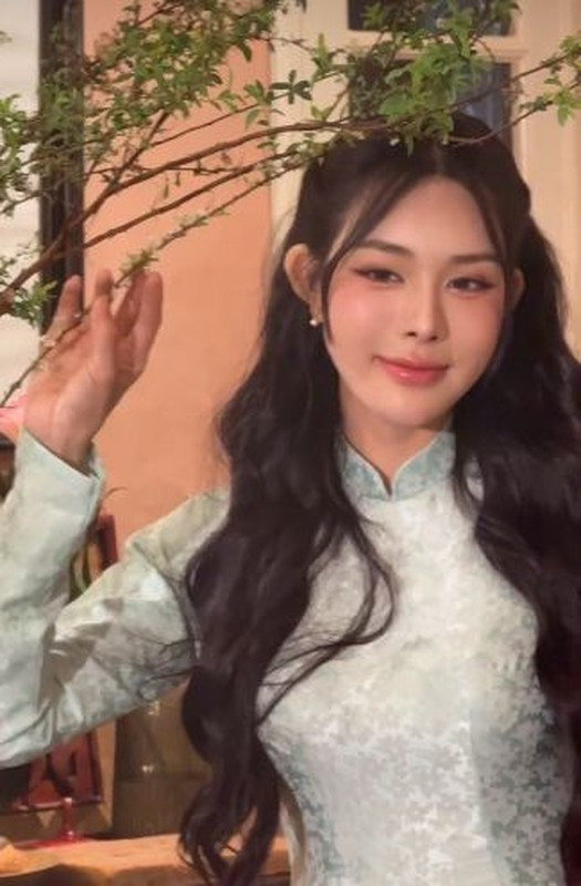 Ngay lập tức, nhiều người có liên hệ đến Bích Hạnh - nàng hot girl được biết đến với danh xưng "bạn gái tin đồn" của Văn Thanh. Cách đây ít lâu, cô nàng cũng đăng tải đoạn video diện thiết kế áo dài cùng màu, có cùng kiểu họa tiết với Văn Thanh.
