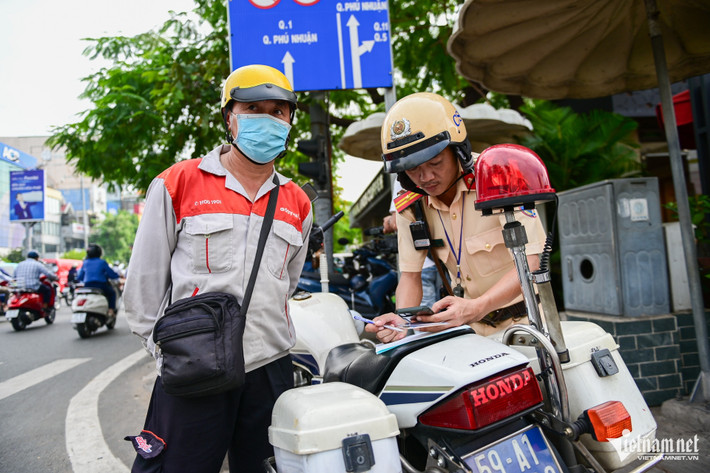 Khi bị phạt, anh T. rất bất ngờ: "Trước đây vài lần tôi cũng sơ ý chở nhiều hàng hóa khiến biển số xe bị che nhưng không bị phạt. Bây giờ nghị định mới quy định xử phạt nên phải chú ý".