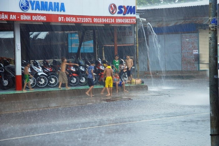 Dân mạng thích thú khi nhìn những bức hình lũ trẻ vui vẻ tắm mưa, đó cũng là những ký ức mà bất cứ ai đã trưởng thành cũng hoài niệm được sống lại lần nữa.