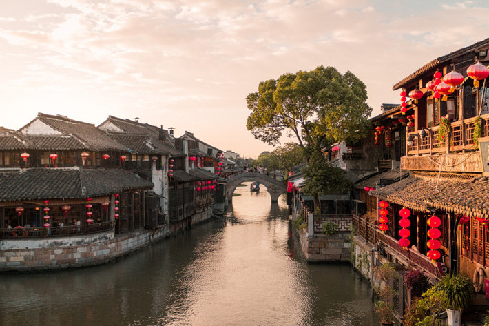 Tây Đường (Chiết Giang): Đây là một thủy trấn điển hình của miền nam Trung Quốc, với nhiều con sông chảy qua và đường phố được nối với nhau bằng những cây cầu đá. Cổ trấn này có nền văn hóa lâu đời và lịch sử phát triển hơn 1.000 năm. Ảnh: Serena's Lenses.