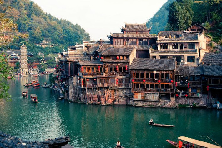 Phượng Hoàng (Hồ Nam): Nằm dưới chân núi, bên bờ Đà Giang, Phượng Hoàng được nhiều người xem là thị trấn đẹp nhất Trung Quốc. Tới đây, du khách có thể chiêm ngưỡng những ngôi nhà gỗ cổ trầm mặc, tìm hiểu nền văn hóa đặc trưng và thưởng thức các món ngon. Ảnh: Thegoldenscope.