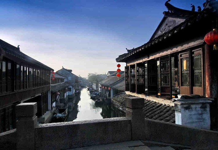 Châu Trang (Giang Tô): Nằm ở tỉnh Giang Tô, Châu Trang được xem là một trong những cổ trấn Trung Quốc đẹp nhất. Du khách có thể đi bộ dọc các con phố xinh đẹp, ngắm nhìn những cây cầu đá và nhà cổ soi bóng xuống sông. Thị trấn 900 năm tuổi này có nhiều đền chùa và công trình lịch sử cho bạn khám phá. Ảnh: Access China Travel.