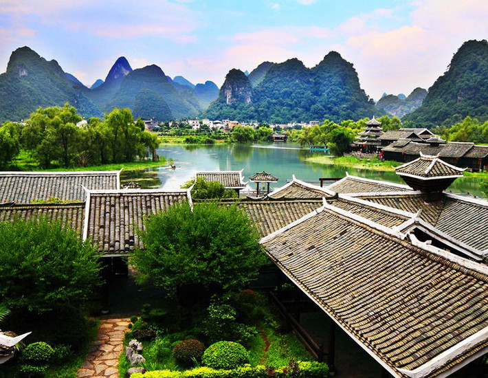 Dương Sóc (Quế Lâm): Với hơn 1.400 năm lịch sử, thị trấn này nổi tiếng nhờ phong cảnh sơn thủy hữu tình. Đây là điểm đến lý tưởng dành cho những người muốn quên đi thời gian và trải nghiệm cảm giác thư thái, an yên. Bạn có thể đi thuyền trên sông ngắm cảnh, thưởng thức những món ngon hay đi dạo ngắm các ngôi nhà cổ. Ảnh: China Discovery.