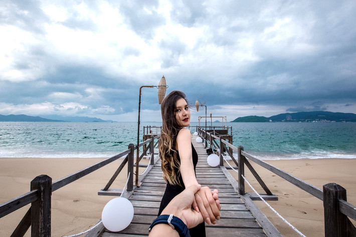Với tình yêu Việt Nam, Mai lập blog cùng kênh video chuyên giới thiệu văn hóa, ẩm thực, danh thắng của quê hương. Bên cạnh sở thích đi du lịch, cô còn có đam mê viết lách. Đôi khi cô gái 23 tuổi cũng nhận lời làm người mẫu ảnh.