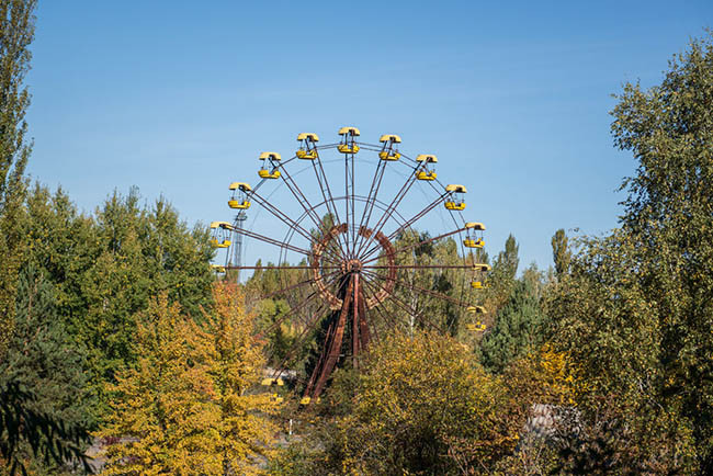 Công viên giải trí Pripyat - Ukraina: Công viên giải trí Pripyat ở Pripyat, Ukraine là một công viên giải trí lớn từng được hứa hẹn mở vào ngày 1/5/ 1986 để kỷ niệm ngày quốc tế lao động, nhưng kế hoạch bị gián đoạn khi vào ngày 26/4 thảm họa Chernobyl xảy ra cách đó vài cây số. Ngày nay, công viên, và đặc biệt là đu quay khổng lồ Ferris, là một biểu tượng của thảm họa Chernobyl.