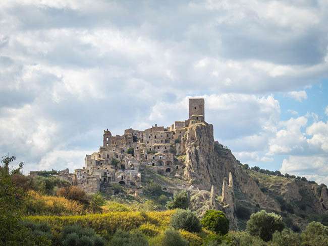 Craco, Matera- Ý: Craco là một thị trấn ma ám với nhiều truyền thuyết ở tỉnh Matera, vùng Basilicata miền nam nước Ý. Khu phố cổ bị bỏ hoang vào năm 1963 do lở đất thường xuyên. Việc bị bỏ hoang này đã khiến Craco trở thành một địa danh thu hút khách du lịch và một địa điểm quay phim nổi tiếng.