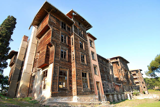 Buyukada Orphelinat, Istanbul, Thổ Nhĩ Kỳ: Được xây dựng vào năm 1898 như một khách sạn, nhưng tòa nhà này không bao giờ được phép mở vì thiếu giấy phép hoạt động. Ngôi nhà bị bỏ hoang trong một thời gian dài cho đến khi một nhà từ thiện giàu có của Hy Lạp biến nó thành một trường học và trại trẻ mồ côi cho trẻ em.Tuy nhiên tòa nhà lại tiếp tục bị bỏ hoang vào những năm 1960 do những bất ổn về cơ sở hạ tầng. Và đến nay nó trở thành một khu du lịch hấp dẫn.