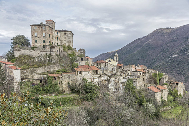 Balestrino, Liguria - Ý: Balestrino là một thị trấn lâu đời, được xây dựng trên một ngọn đồi và thị trấn mới nằm ngay bên dưới nó. Bị bỏ hoang vào năm 1953, nơi đây bị coi là thị trấn ma ám, trong khi thị trấn mới được xây dựng lại gần đó là một trung tâm hiện đại nơi cư dân vẫn đang sinh sống hiện nay.