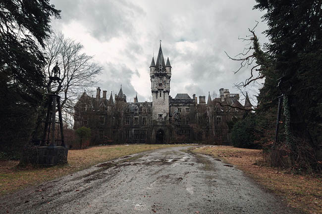 Chateau de Noisy, Dinant - Bỉ: Lâu đài được xây dựng vào năm 1866 bởi kiến trúc sư người Anh Edward Milner dưới sự ủy thác của gia đình Liedekerke-De Beaufort. Tuy nhiên, Milner đã chết trước khi lâu đài được xây dựng xong. Công trình được hoàn thành vào năm 1907 sau khi tháp đồng hồ được dựng lên. Đại chiến thế giới lần II, một phần của trận chiến Bulge đã diễn ra ngay trong tòa lâu đài này, và trong thời gian đó lâu đài đã bị chiếm đóng bởi Đức Quốc xã. Năm 1950, Lâu đài Miranda được đổi tên thành "Château de Noisy" khi nó được Công ty Đường sắt Quốc gia Bỉ tiếp quản làm trại trẻ mồ côi và cũng là trại nghỉ dưỡng cho trẻ em ốm yếu. Tuy nhiên đến năm 1970 địa danh bị bỏ hoang không rõ nguyên nhân.