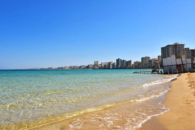 Varosha, Famagusta - Síp: Varosha nằm ở miền Bắc Síp. Trước khi Thổ Nhĩ Kỳ xâm chiếm Síp vào năm 1974, đó là khu du lịch hiện đại của Famagusta. Cư dân của nó chạy trốn trong cuộc xâm lược, và nó vẫn bị bỏ rơi kể từ đó. Đến nay bãi biển xinh đẹp này đã trở thành điểm du lịch rất thu hút khách dù thành phố hoang vắng điêu tàn.ac