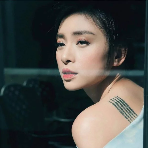 Hình xăm của Ngô Thanh Vân là lá bùa bằng tiếng Thái phía bên lưng trái. Tác phẩm này được thực hiện bởi thợ xăm nổi tiếng Ajarn Noo Khampai. Thậm chí, nữ diễn viên Angelina Jolie đình đám hàng đầu Hollywood cũng có 1 hình tương tự.