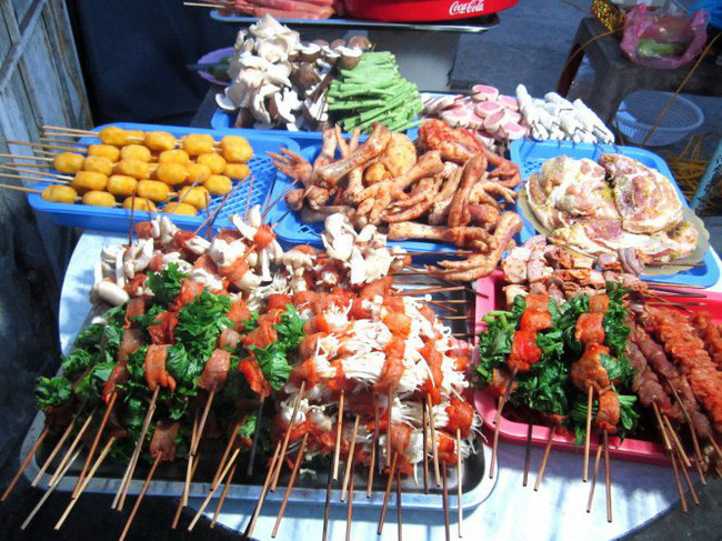 Đến Sa Pa mùa này, bạn cũng đừng quá mải mê với những cánh đồng lúa chín mà quên thưởng thức những đặc sản như thắng cố, cá hồi, xôi bảy màu, đồ nướng, gà ác...