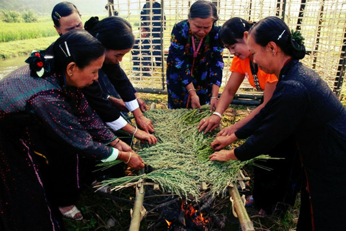 Bạn còn được hòa mình vào bầu không khí rộn ràng, đầy niềm hân hoan trong tiếng giã gạo làm cốm, làm khẩu rang chuẩn bị cho lễ mừng cơm mới, được tổ chức với ý nghĩa tổng kết một năm sản xuất, dâng thành quả lao động cúng đất trời, cầu mong mưa thuận gió hòa, cầu mong mùa màng tươi tốt và bày tỏ tấm lòng thành với tổ tiên.