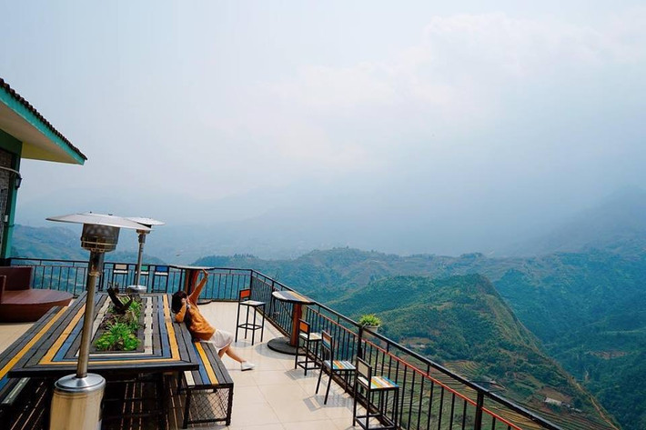 Lang thang ghé vào một nơi nào đó, nhấm nháp ly cafe nóng ấm, ngắm đất trời lãng đãng nên thơ rồi mở căng lồng ngực hít hà chút hương bình dị của cuộc sống, yên ả thanh bình đến lạ.